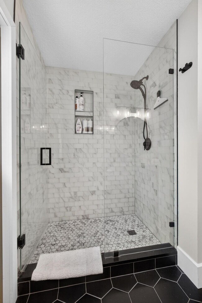 Building Photo - 12897 La Rochelle Cir