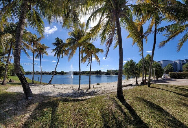 Building Photo - 9371 Fontainebleau Blvd