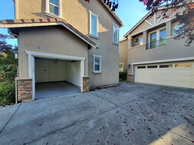 Building Photo - STUNNING SPACIOUS 5 BEDROOM HOME IN CONCOR...