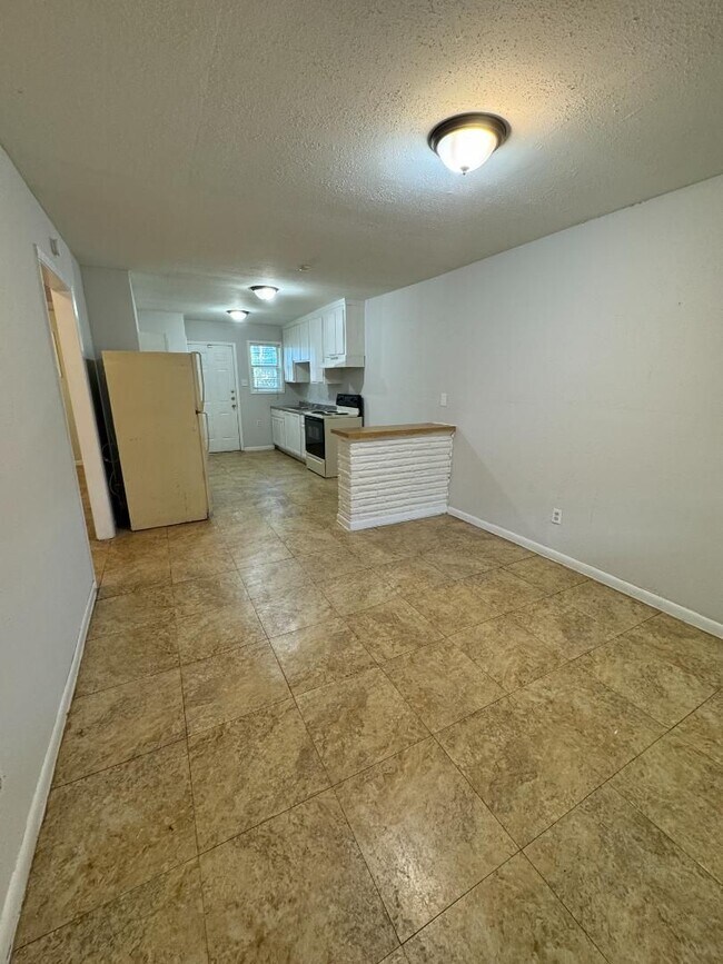 Building Photo - 5014 Carmen St