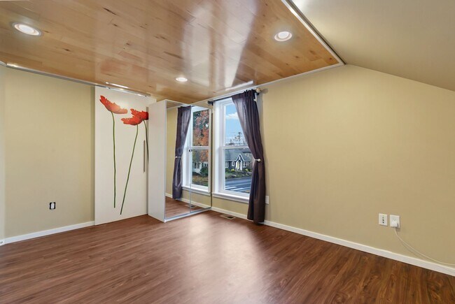 Building Photo - Classic Portland Bungalow