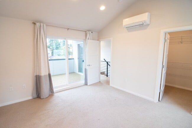 Building Photo - 3Bd/1.75Ba Seattle Townhouse