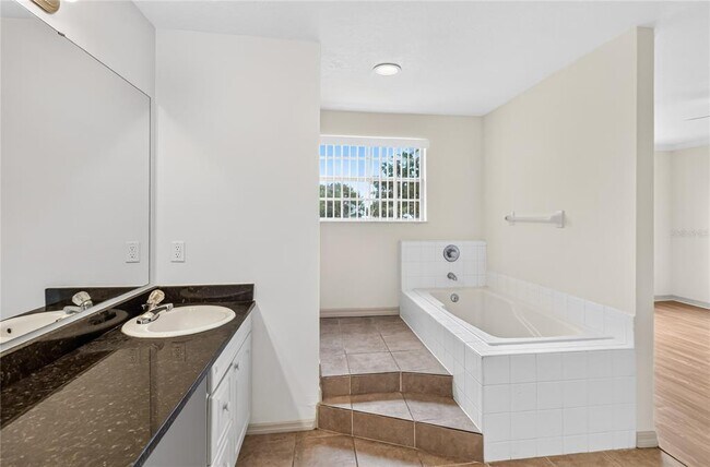 Building Photo - 2204 Fan Palm Dr