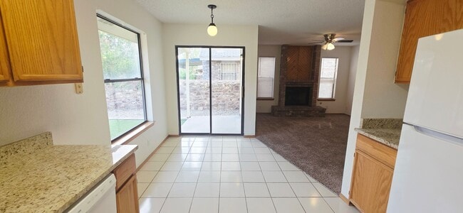 Building Photo - Charming 3 bedroom, 2.5 bath home in West El Paso!