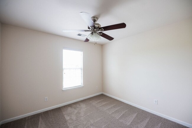 Building Photo - Immaculate beautiful 3-bedroom, 2.5-bath t...
