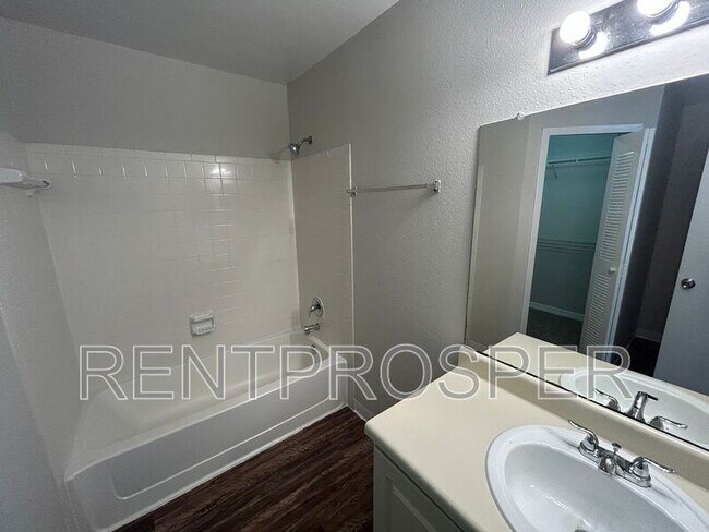Building Photo - 4760 Walden Cir