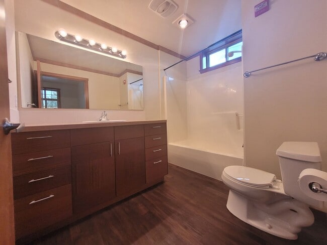 Building Photo - Centrally Located Three Bedroom Condo