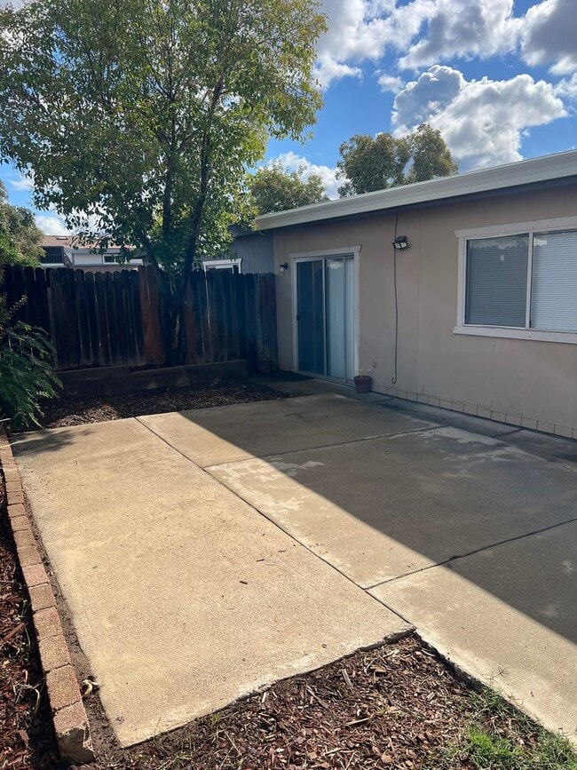 Building Photo - NICE 2 BEDROOM DUPLEX W/ 2 CAR GARAGE!