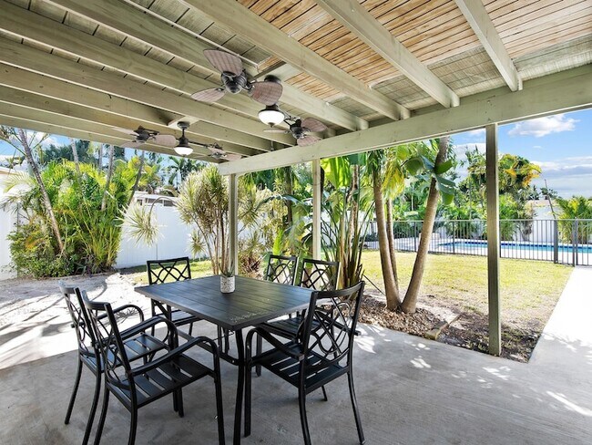 Building Photo - 413 NE 25th Ave