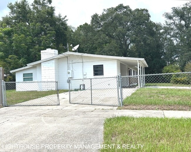 Building Photo - Spacious 4 Bed/2 Bath Home with HUGE Fence...