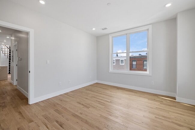 Building Photo - 152 Marion St