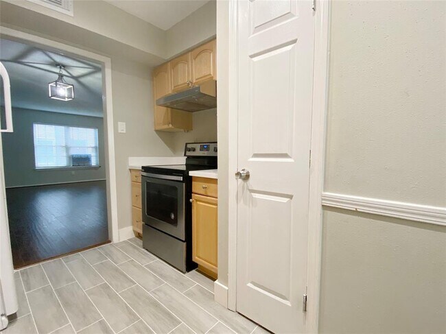 Building Photo - 515 Tallowood Rd