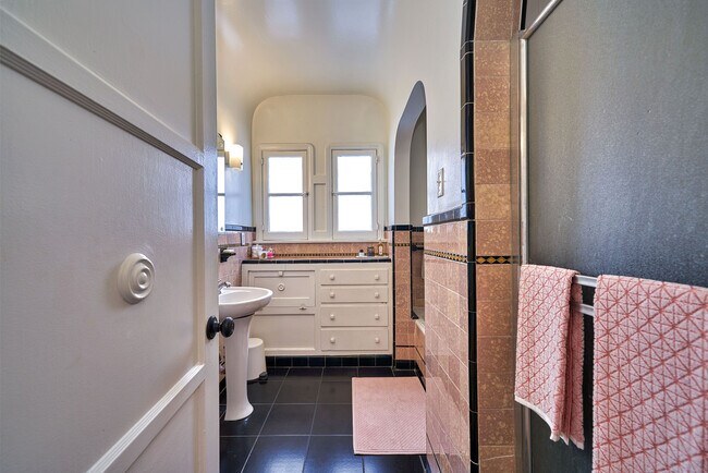 Building Photo - 1237 Hi Point St