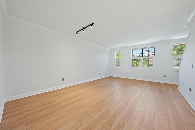 Building Photo - 634 Fern St