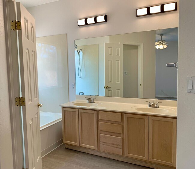Building Photo - Lovely 3 Bedroom, 2 Bath In The NW!