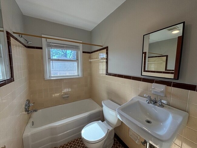 Building Photo - 104 Yancy Dr SE