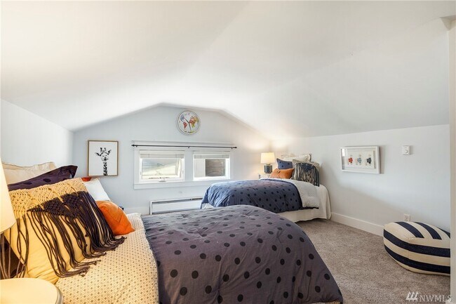 Upstairs bedroom - 3717 Belvidere Ave SW