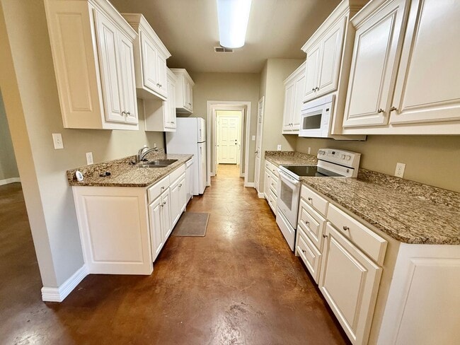 Building Photo - Elegant 4-bed/2-bath plus Garage!