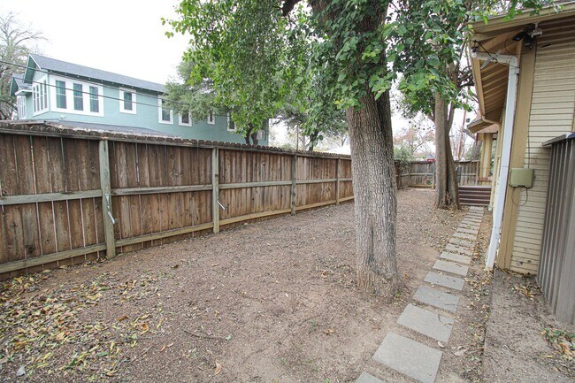 Building Photo - 438 W Rosewood Ave