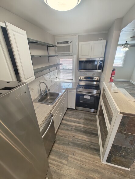 Kitchen - 1624 E Mayland St