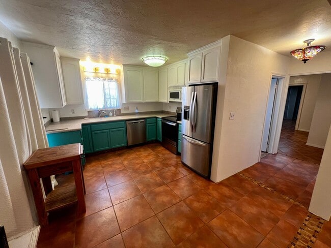 Building Photo - Charming 3-Bedroom Home for Rent in Landers, CA w SPA