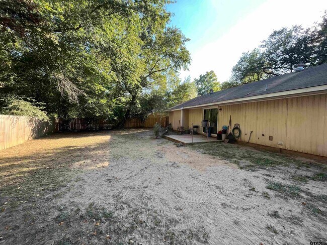 Building Photo - 800 Pinkerton St