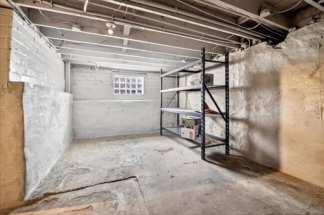 Building Photo - Stu-Stu-Studio!