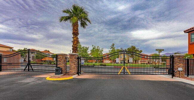 Building Photo - Northwest 3 Bedroom 2.5 Bath Home In Gated...