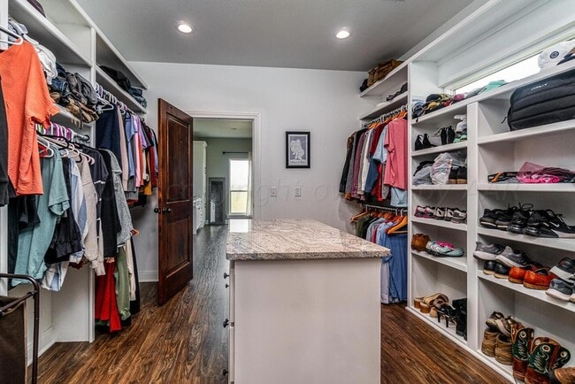 Building Photo - 501 E Cemetery Rd