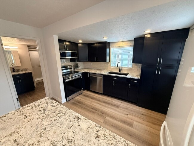 Building Photo - Updated 2-Bedroom Home with Oversized 1-Car Garage in Central Loveland