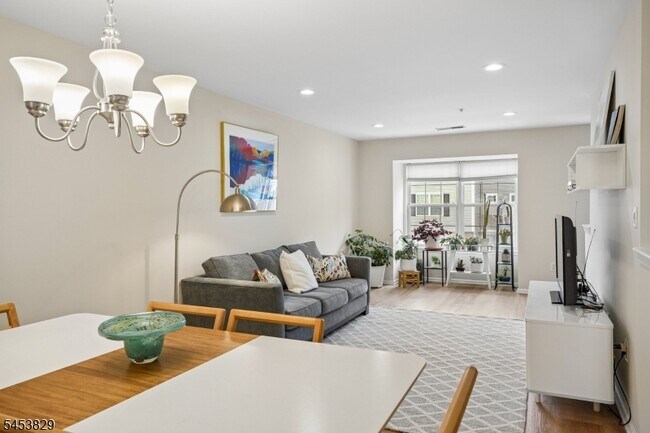 Building Photo - 55 Greenbrook Dr