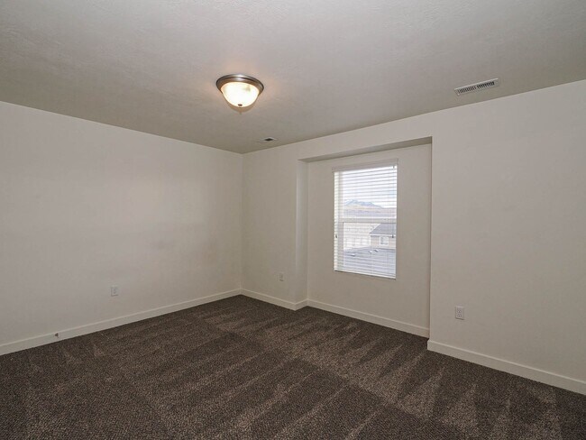 Building Photo - RES_WHITE_8178