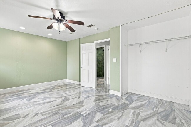 Building Photo - 2267 Robinhood Dr