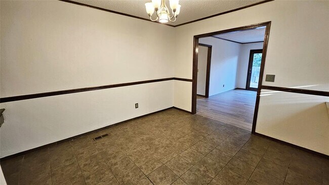 Building Photo - 211 Redbud St