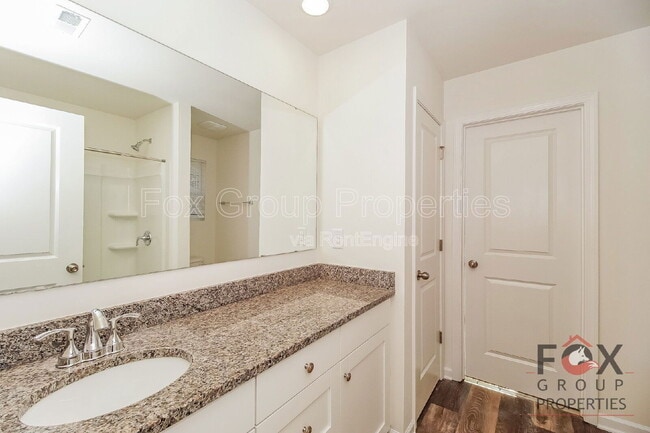 Building Photo - 467 Elm St