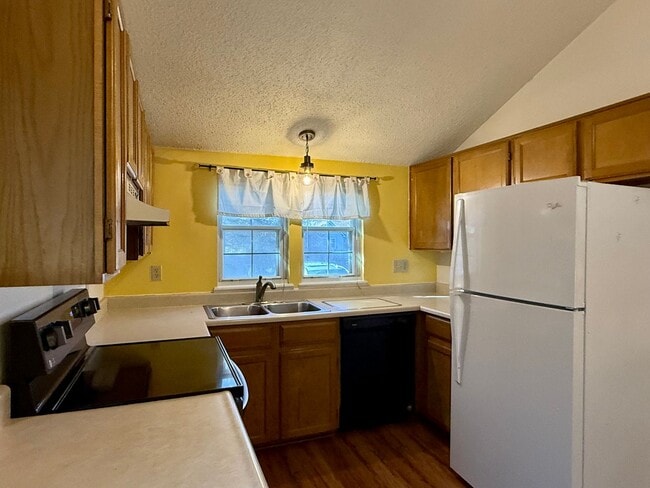 Building Photo - Open Tri-Level Townhome With Tons Of Space...