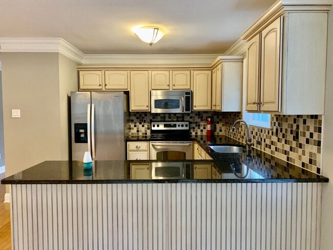 Building Photo - MUST SEE! End Unit, Electric Fireplace, Gr...