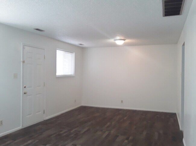 Dining area - 212 Juniper St N
