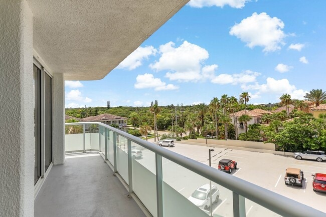 Building Photo - 3554 Ocean Dr