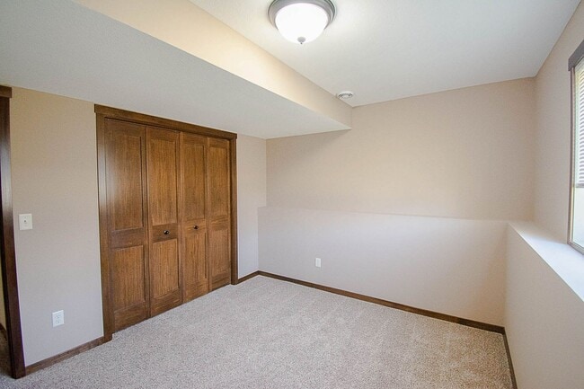 Building Photo - Move-In Ready NW Rochester Home with Finished Lower Level