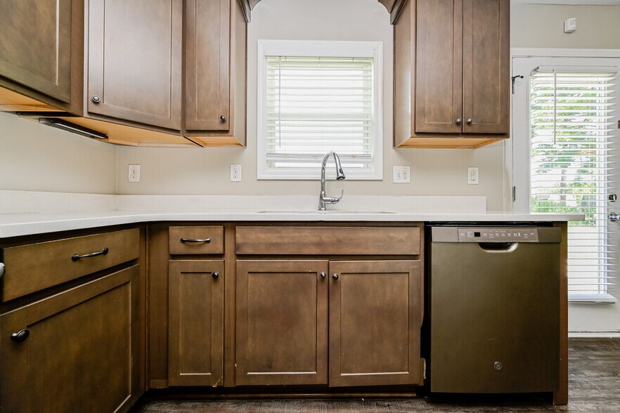 Building Photo - 320 Woodland Ridge Cir