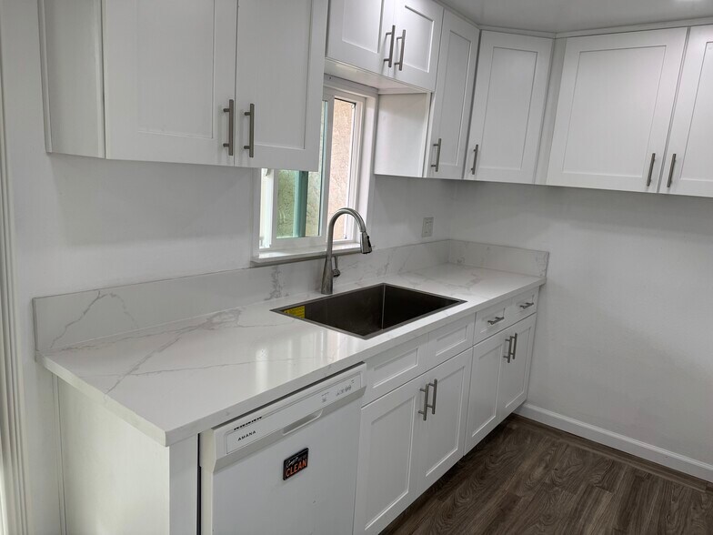 Kitchen - 3618 Del Amo Blvd