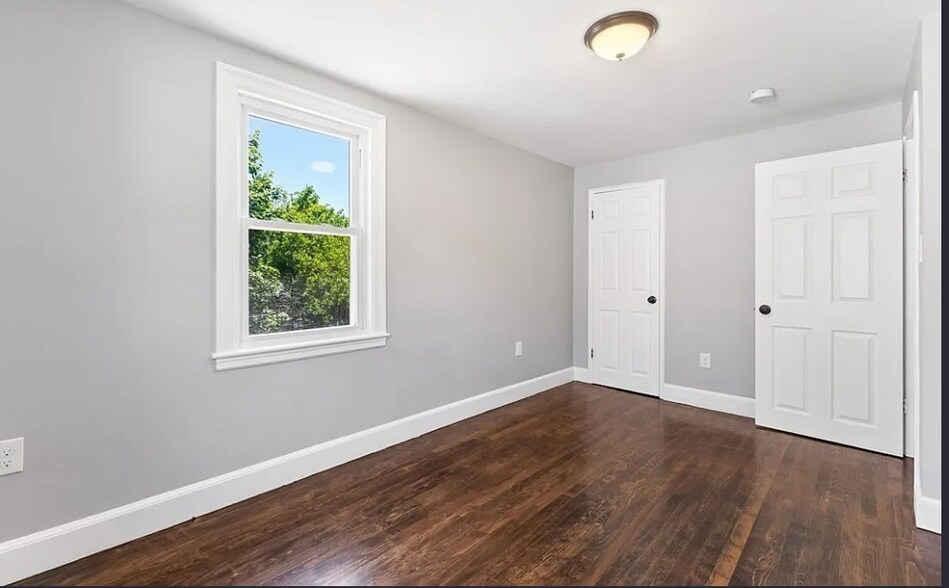 Building Photo - 71 Gladeside Ave