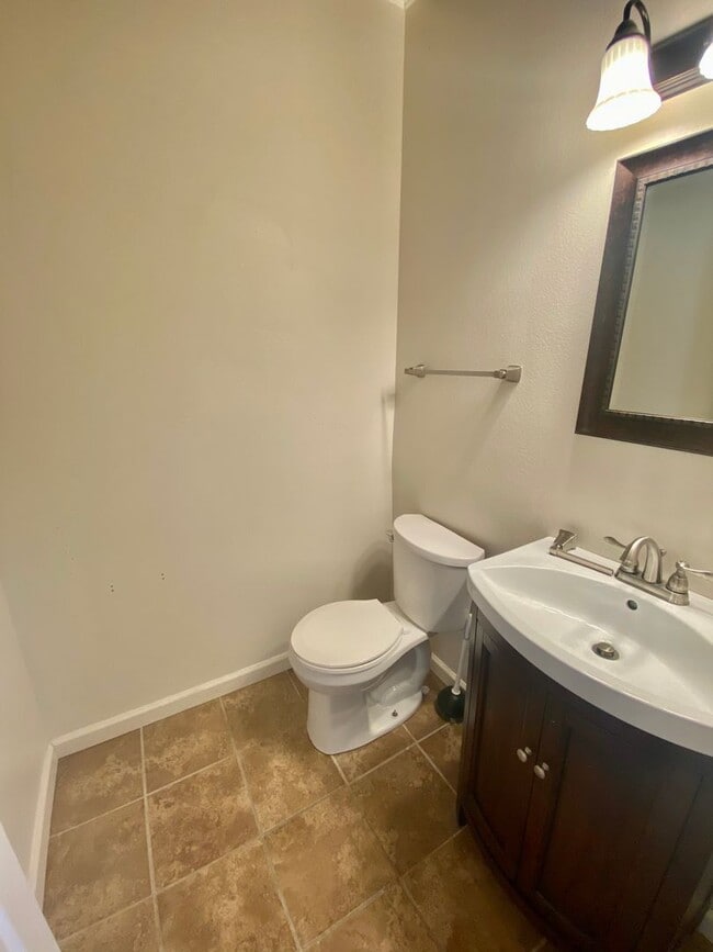 Building Photo - Thousand Oaks- Three Bedroom Condo