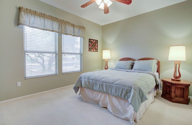 Building Photo - 15567 W Coral Pointe Dr