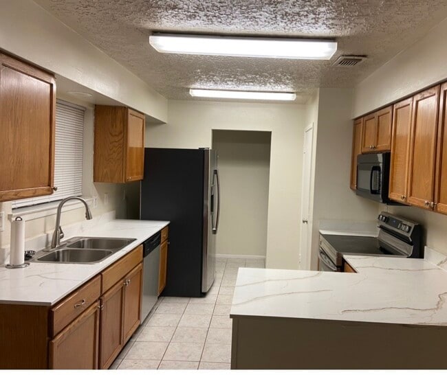 Building Photo - 16939 Cairnloch St