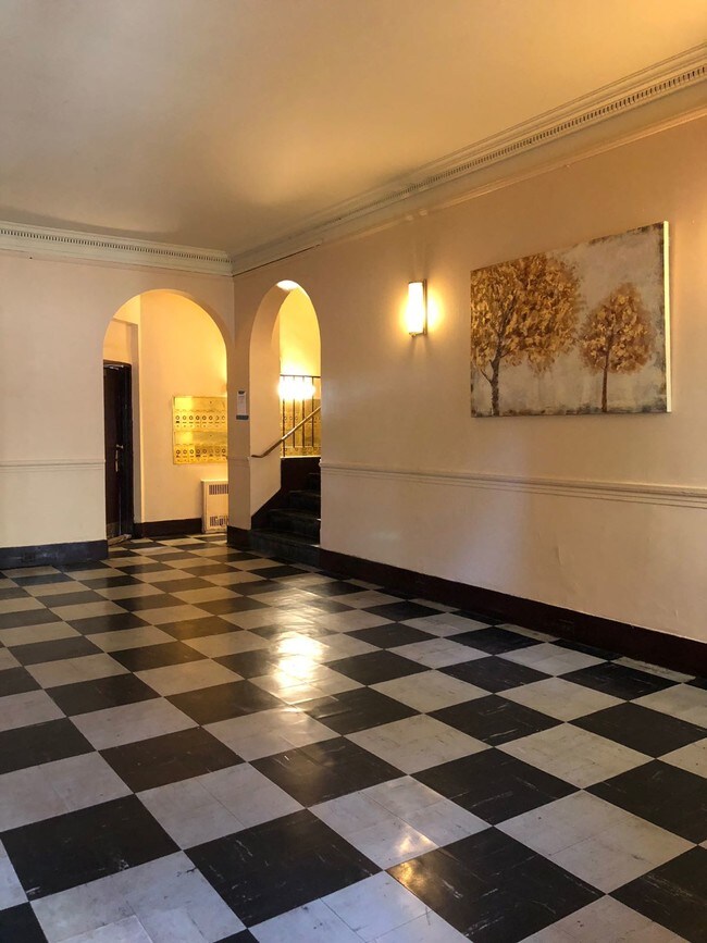 Building Photo - 10-12 Nameoke St