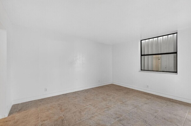 Building Photo - 117 Lake Emerald Dr