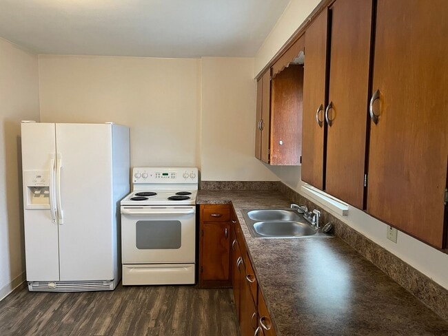 Building Photo - 740 S Harris Ave