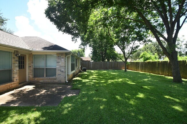 Building Photo - 2303 Old Dixie Dr